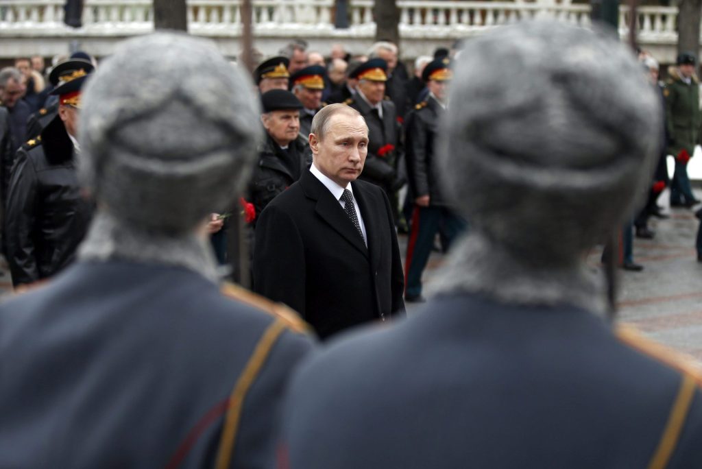 El presidente ruso, Vladímir Putin (c), en homenaje ante la Tumba del Soldado Desconocido, con ocasión del Día del Defensor de la Patria, en Moscú, en 2016. Putin cumple 70 años en su momento más bajo