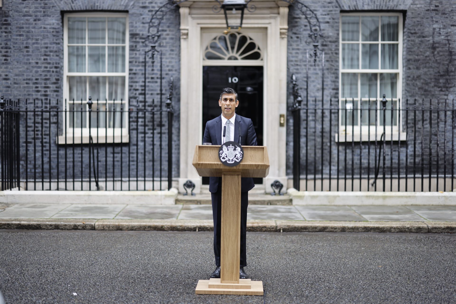 Rishi Sunak pronuncia su primer discurso como primer ministro británico, en la puerta del 10 de Downing Street, Londres.