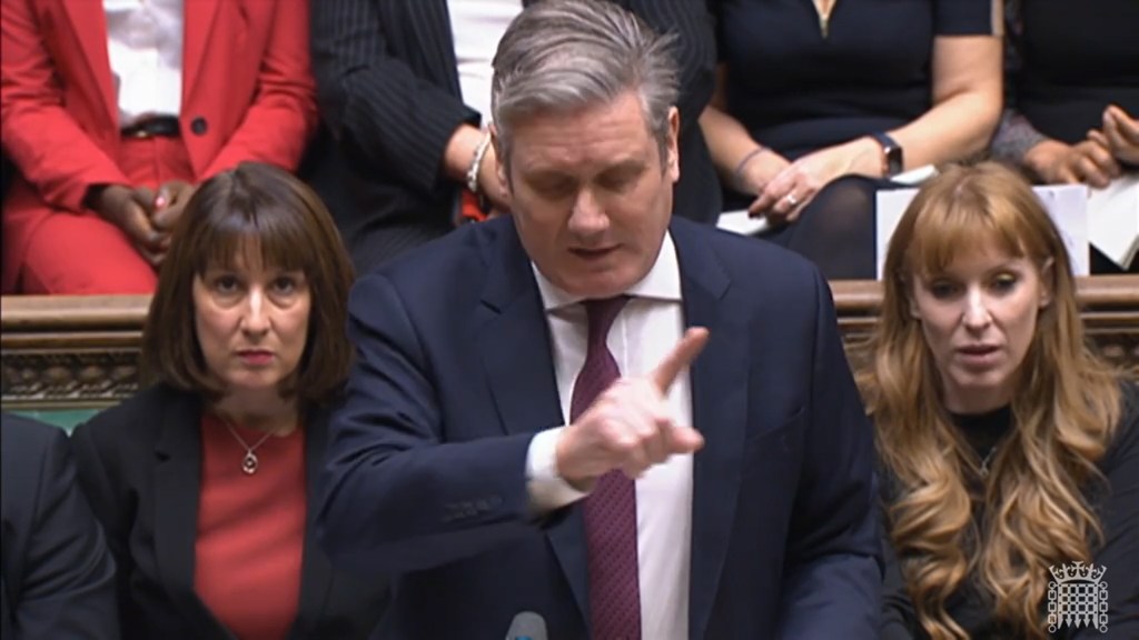Captura de video facilitada por el sevicio de grabación del Parlamento británico, en la que aparece el líder laborista Keir Starmer, durante el debate celebrado este pasado miércoles en la Cámara de los Comunes.