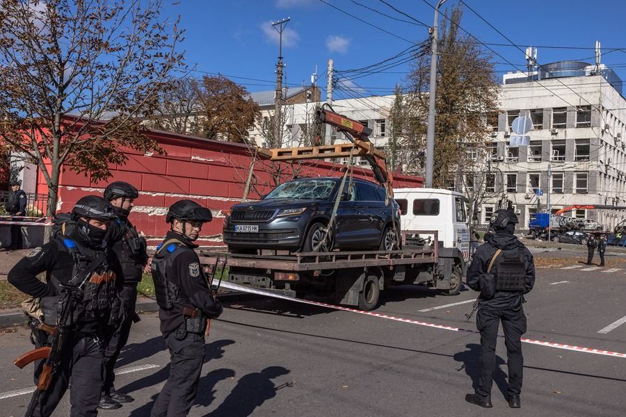 Policiais patrulham uma área atingida por um míssil russo nesta segunda-feira, em Kiev, na Ucrânia.