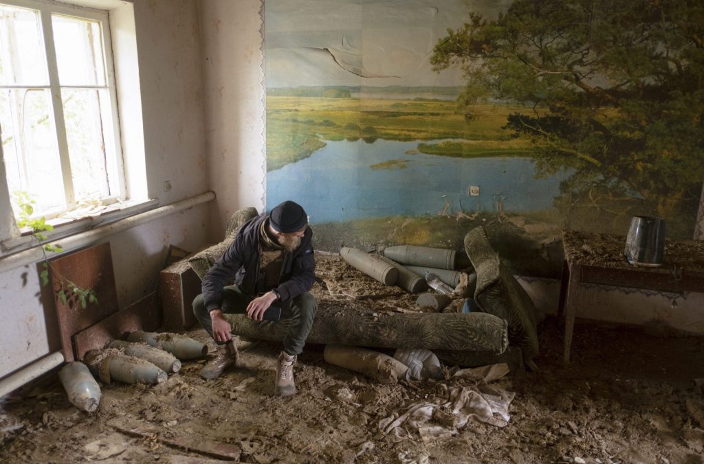 Un voluntario ucraniano observa los proyectiles caidos en un edificio en la aldea Kamyanka, recientemente liberada, en el área de Járkov. 
