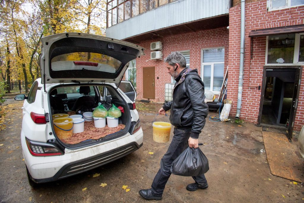 Un voluntario ucraniano lleva alimentos para entregar a personas necesitadas, hospitales y hogares de ancianos en Járkov, Ucrania.