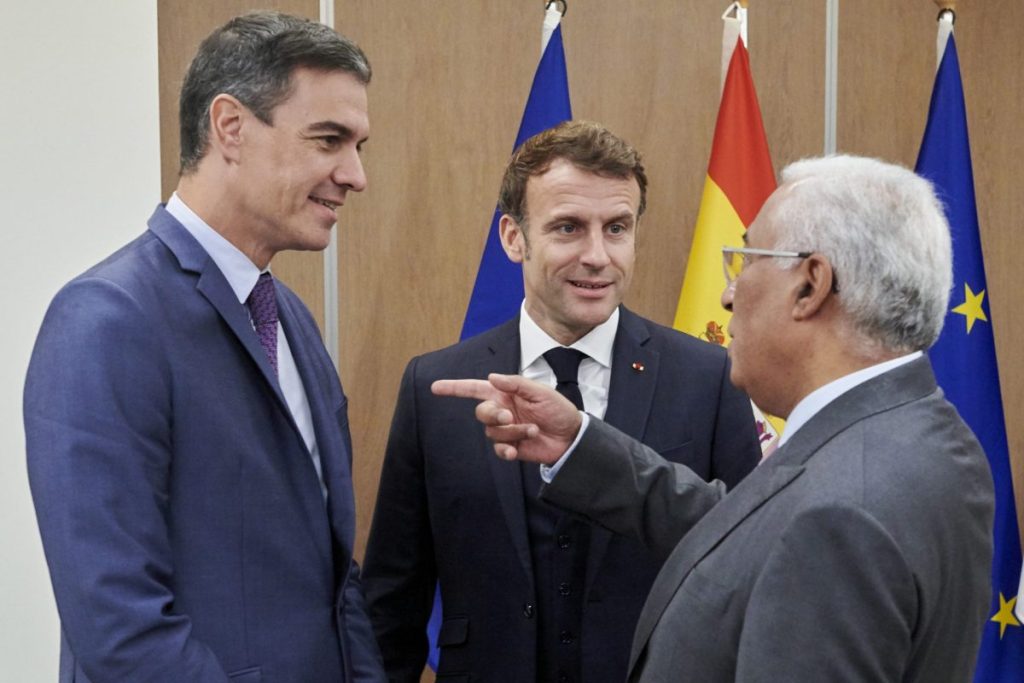 Sánchez, Macron y Costa (d) hablan en una reunión sobre Energía de la UE y el MidCat