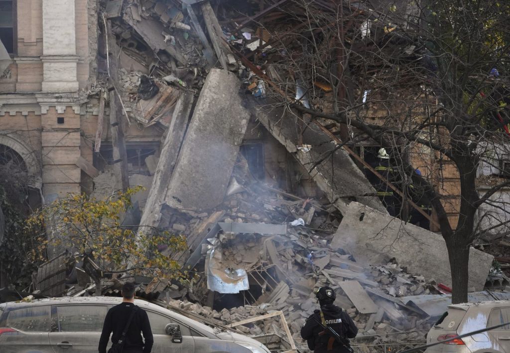 Miembros de los servicios de rescate buscan superviventes entre los escombros de un edificio alcanzado por el ataque con drones lanzado este lunes sobre Kiev. 