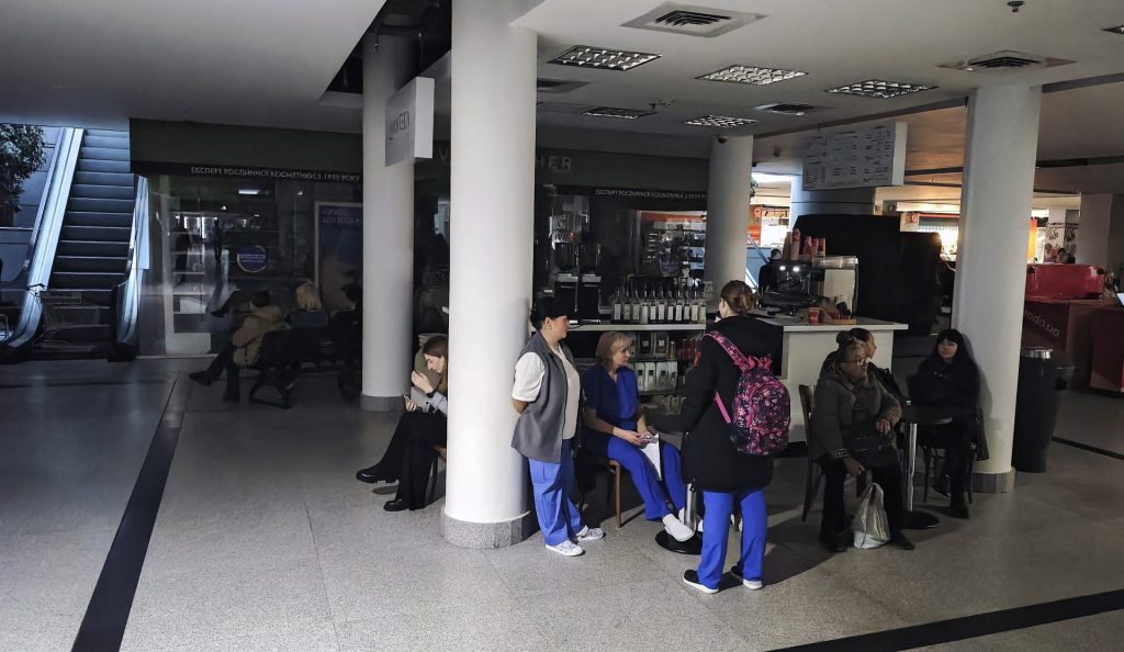 Varias familias se refugian en un centro comercial durante una alerta de ataque aéreo en Dnipro, Ucrania, este jueves. 