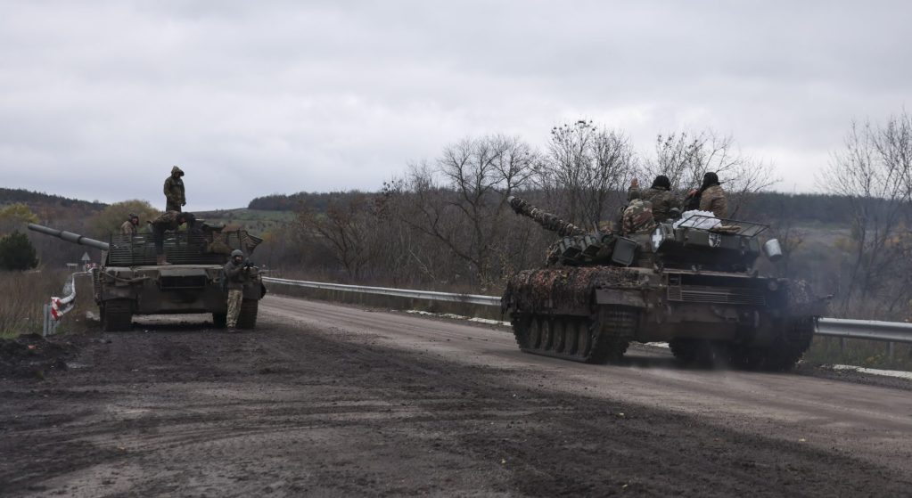  Tanques rusos T-80 (izquierda) y ucranianos incautados en una carretera cerca de la ciudad de Bakhmut, en la región de Donetsk, Ucrania. 
