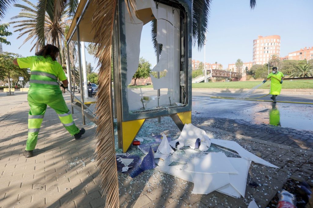 Seguridad en Barcelona: Actos vandálicos en una marquesina