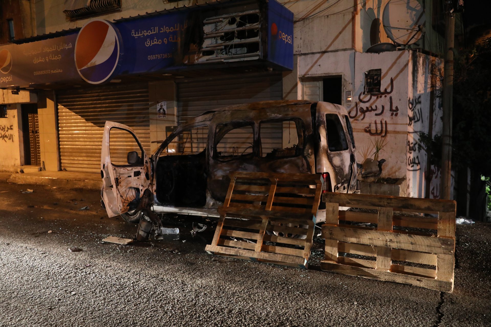 Un automóvil quemado durante los enfrentamientos con las tropas israelíes registrados esta madrugada en Nablús, en Cisjordania.
