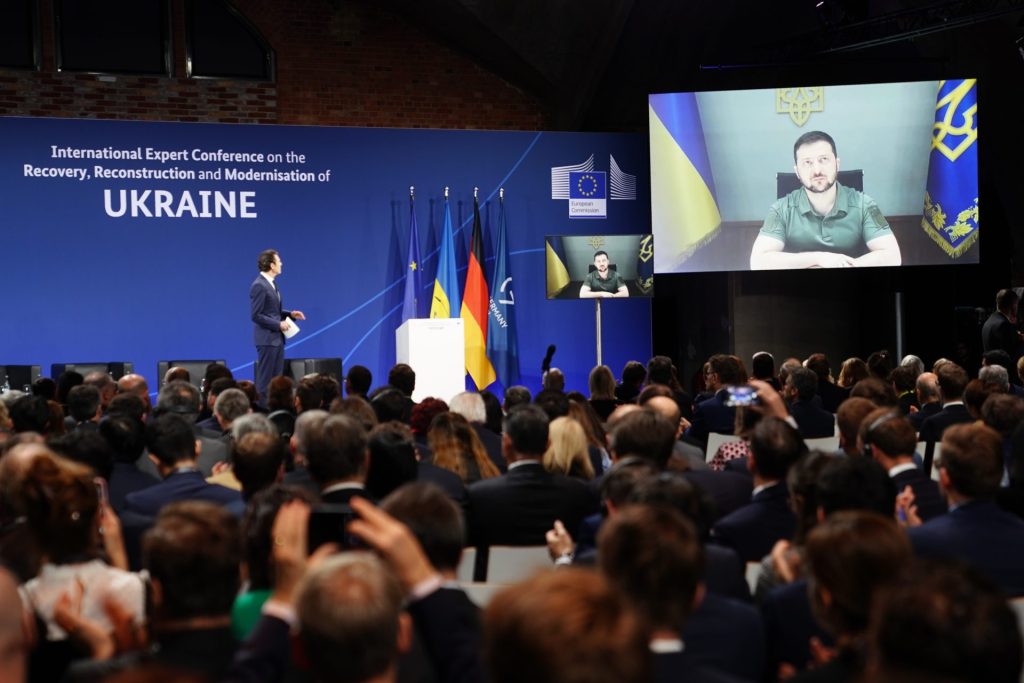 El presidente ucraniano, Volodimir Zelenski, en su intervención por videoconferencia, ante la cumbre de donantes que se celebra hoy en Berlín. 
