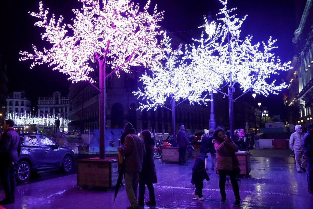 La mayoría de las ciudades reducirá horas en las luces de Navidad