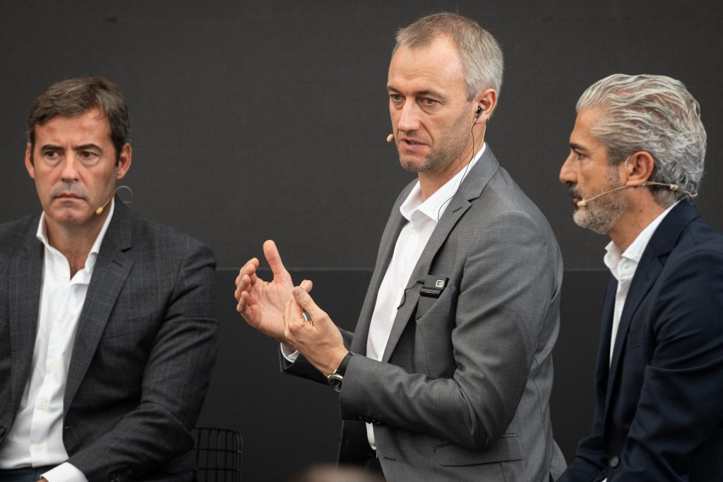 Adam Baker (c), Jefe mundial del proyecto F1 Audi; el director de Comunicación de Audi, Ignacio González (d); y el director de Audi España, Miguel Ángel Aparacio (i), durante la presentación del proyecto con el que la marca alemana de automóviles Audi entrará a la F1 en 2026.