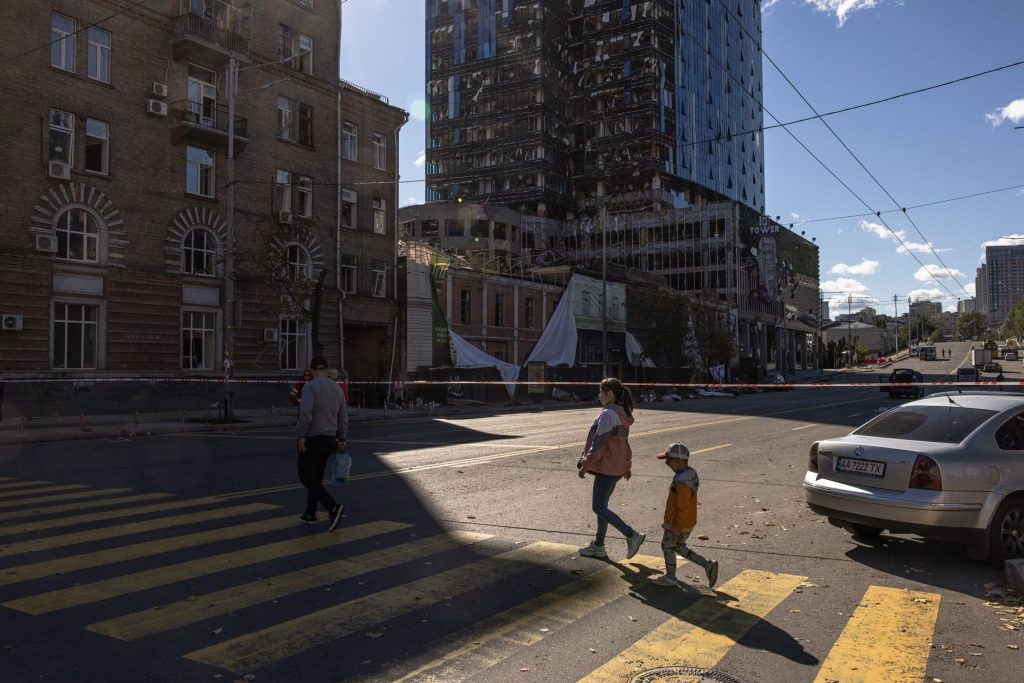 Edificio parcialmente destrozado por un misil en Kiev tras los ataques de Rusia a Ucrania