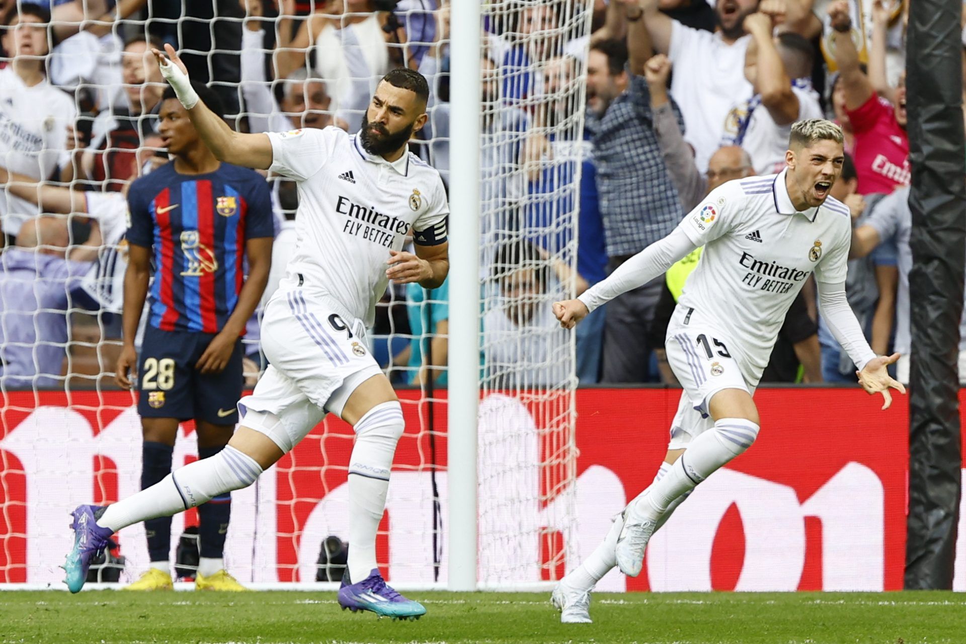 El delantero del Real Madrid Karim Benzema (i) celebra tras marcar el 1-0 en el clásico ante el Barcelona