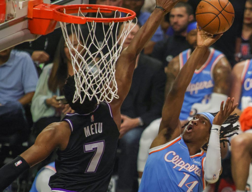 El jugador Terance Mann (d) de LA Clippers tira a canasta, defendida por Chimezie Metu (i) de Sacramento Kings.
