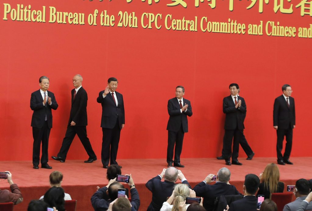 El presidente chino presenta a la nueva cúpula, en la que sus fieles copan todo el poder