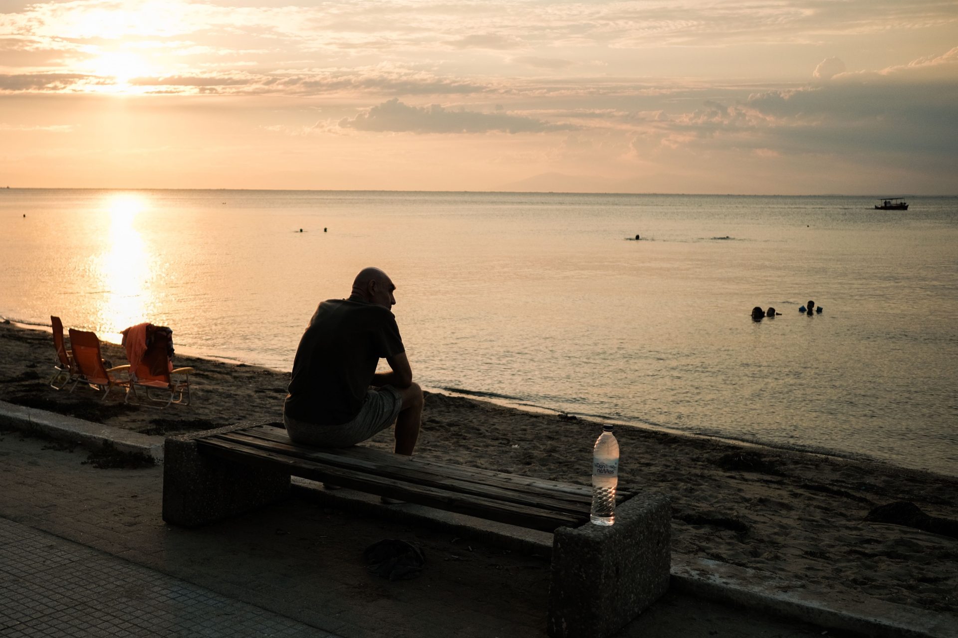 Una persona reflexiona sola sentada en un banco. EFE/Archivo