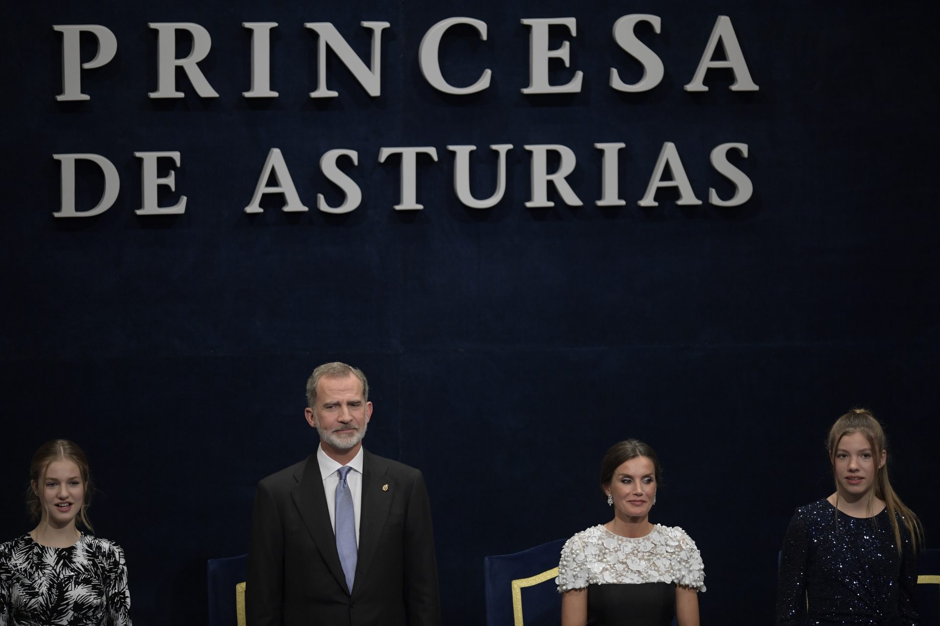 La princesa Leonor, los reyes Felipe y Letizia y la infanta Sofía durante la ceremonia de los Premios Princesa de Asturias.