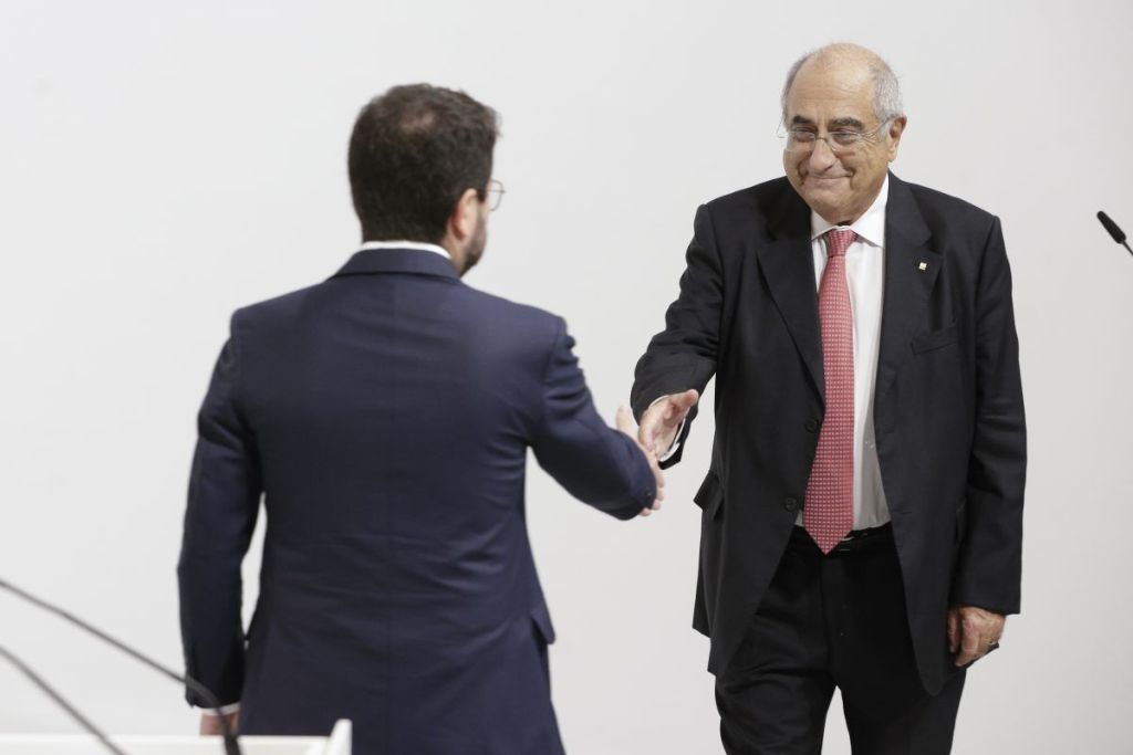 El conseller de Investigación y Universidades, Joaquim Nadal (d), toma posesión de su cargo ante el presidente catalán, Pere Aragonès (i). 