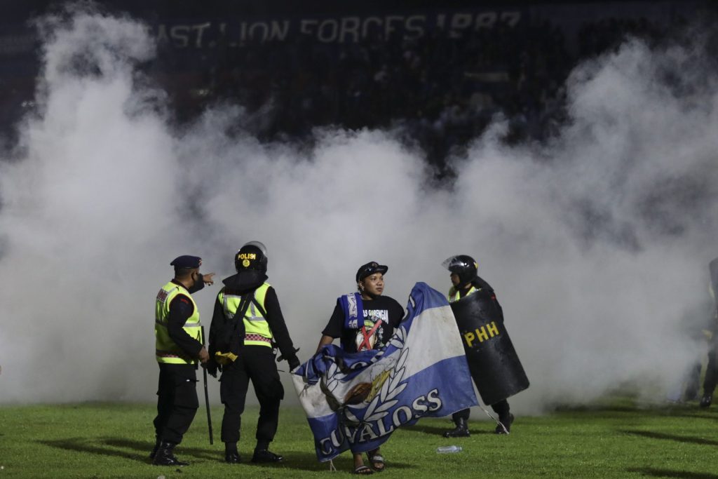 Violencia y muertos en un partido de Fútbol en Indonesia