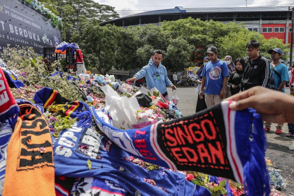 Recuerdo a las víctimas de la tragedia del estadio en Indonesia