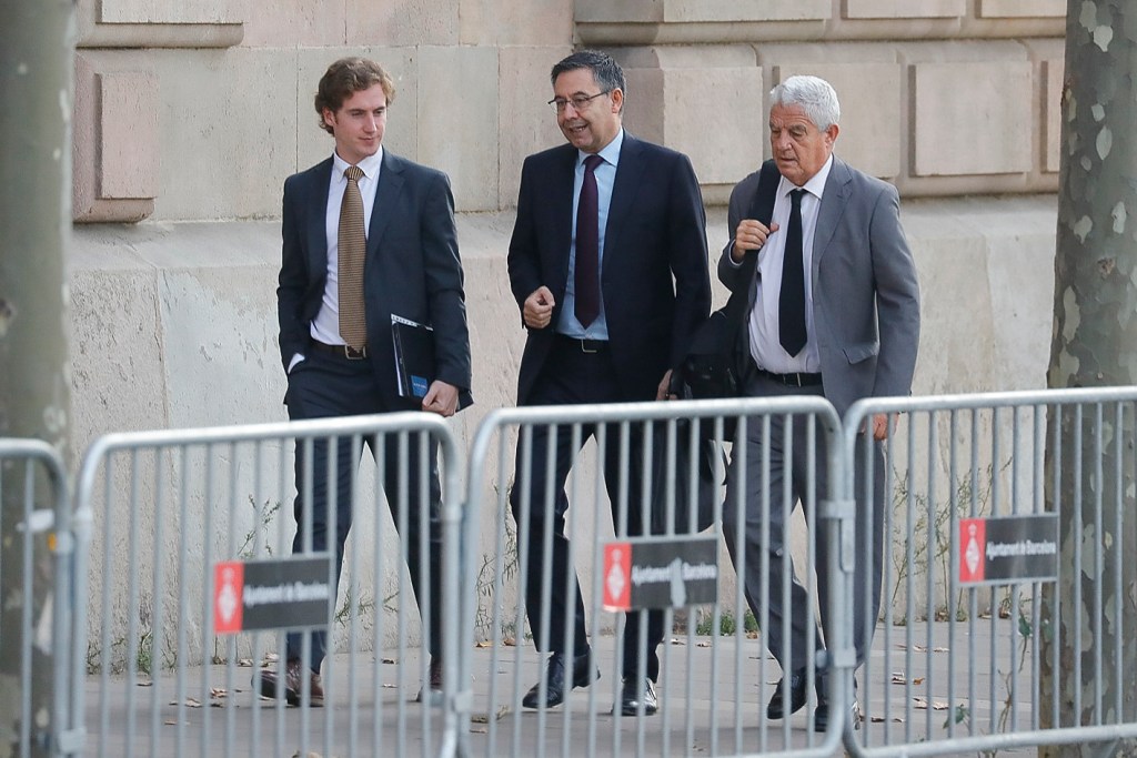 El expresidente del FC Barcelona Josep Maria Bartomeu (c) a su llegada a la Audiencia de Barcelona, donde se ha reanudado las sesione del caso Neymar. 