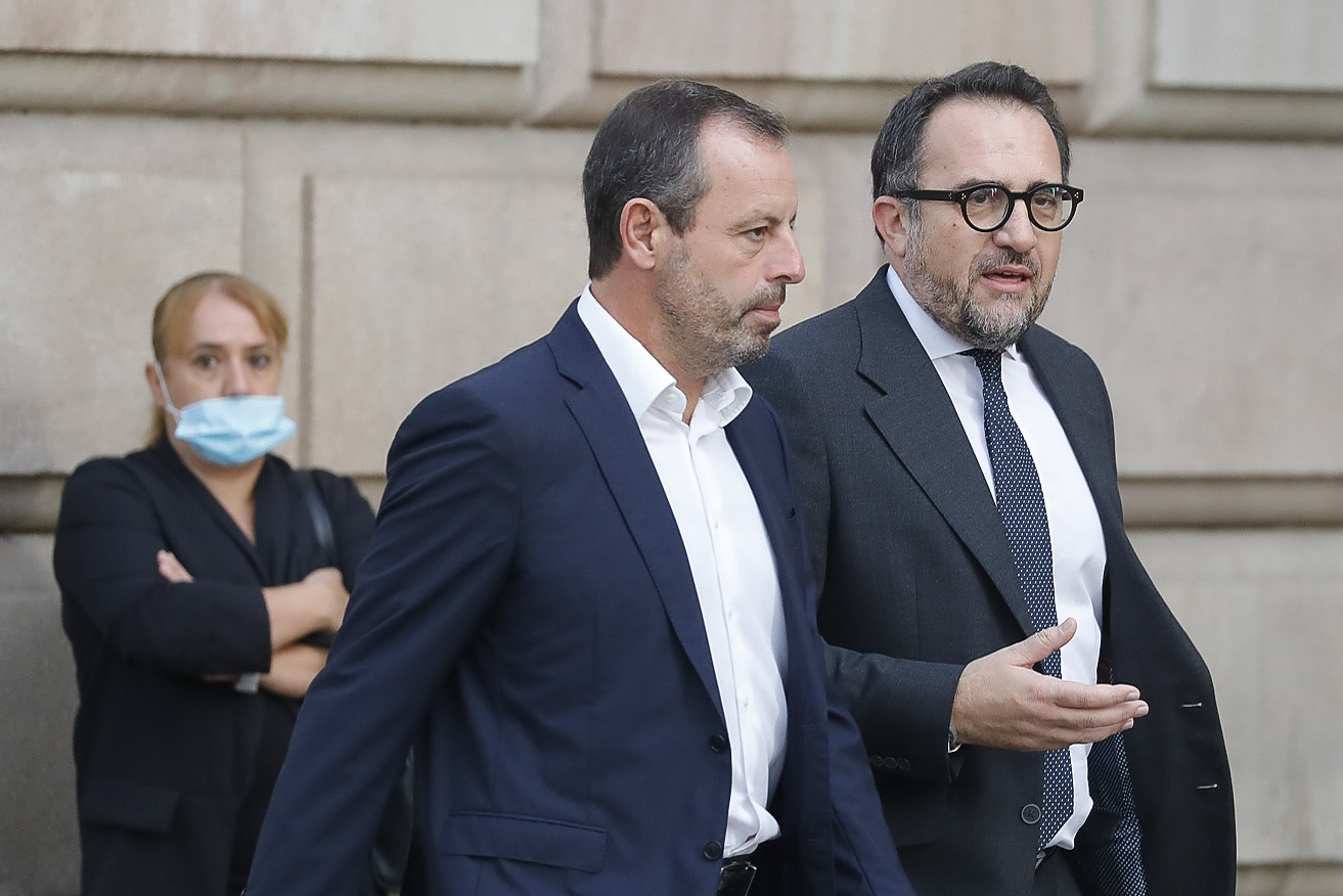 El expresidente del FC Barcelona Sandro Rosell (i) a su llegada a la Audiencia de Barcelona, donde se han reanudado las sesiones para juzgar el caso Neymar.