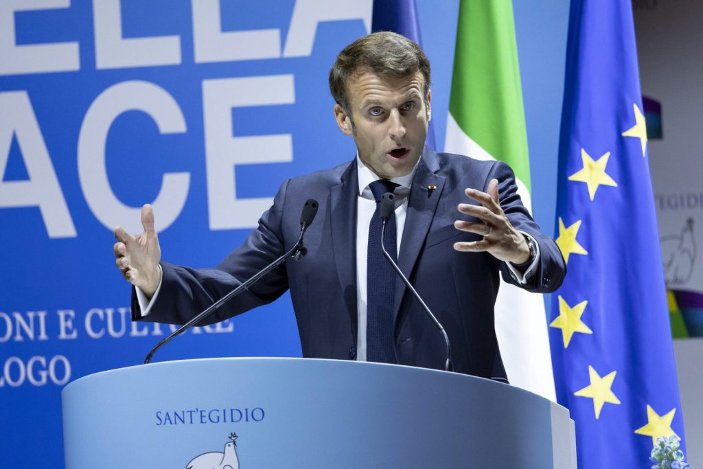La oposición le planta cara a Macron con dos mociones de censura
