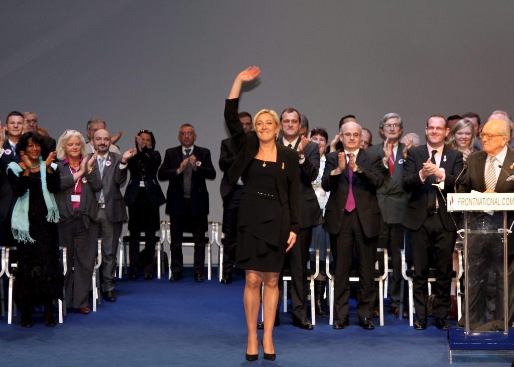 Marine Le Pen (c) saluda después de ser proclamada como nueva presidenta del ultraderechista Frente Nacional (FN) en el congreso anual de su formación en Tours, Francia.