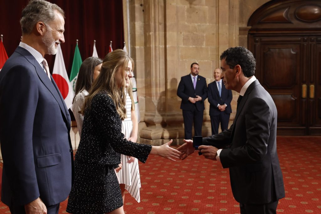 La princesa Leonor entrega al dramaturgo Juan Mayorga (d) el Premio Princesa de Asturias de las Letras. 