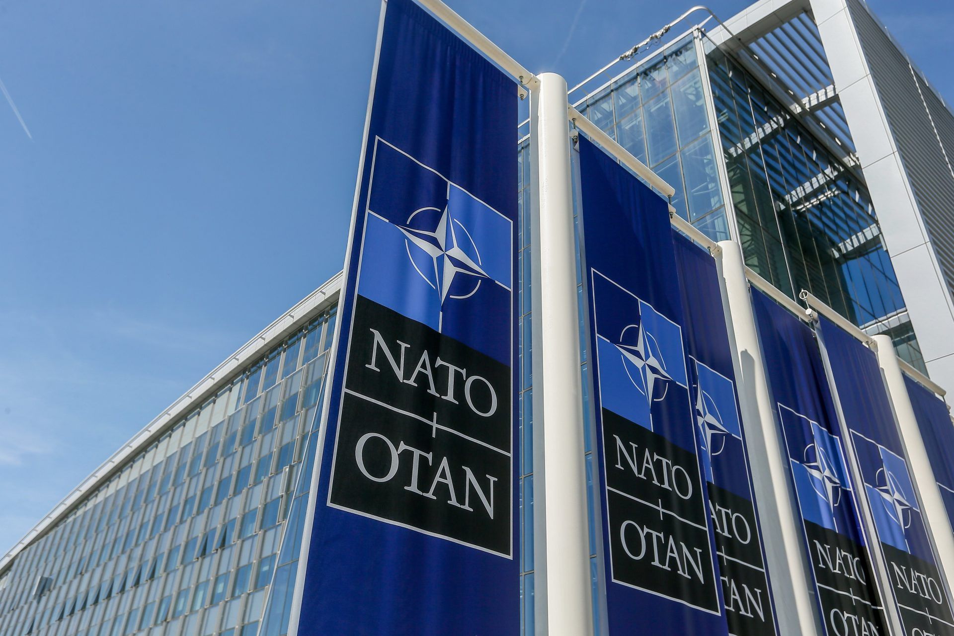 Carteles con el logo de la OTAN. EFE/Stephanie Lecocq