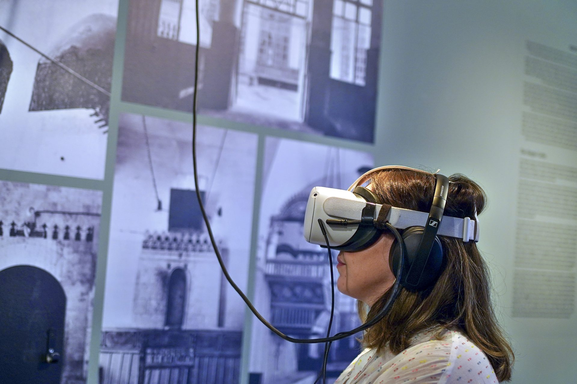 Una persona prueba unas gafas de realidad virtual. EFE/Archivo