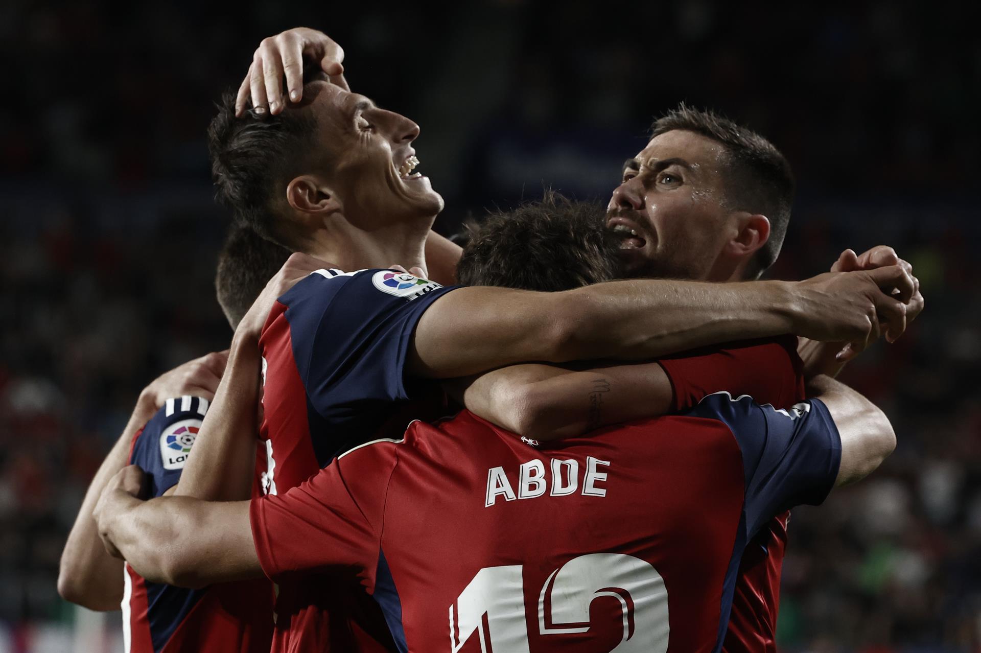 El delantero de Osasuna Ante Budimir (i) celebra con sus compañeros tras marcar ante el Espanyol, durante el partido de Liga en Primera División que disputan este jueves en el estadio de El Sadar, en Pamplona. EFE/Jesús Diges