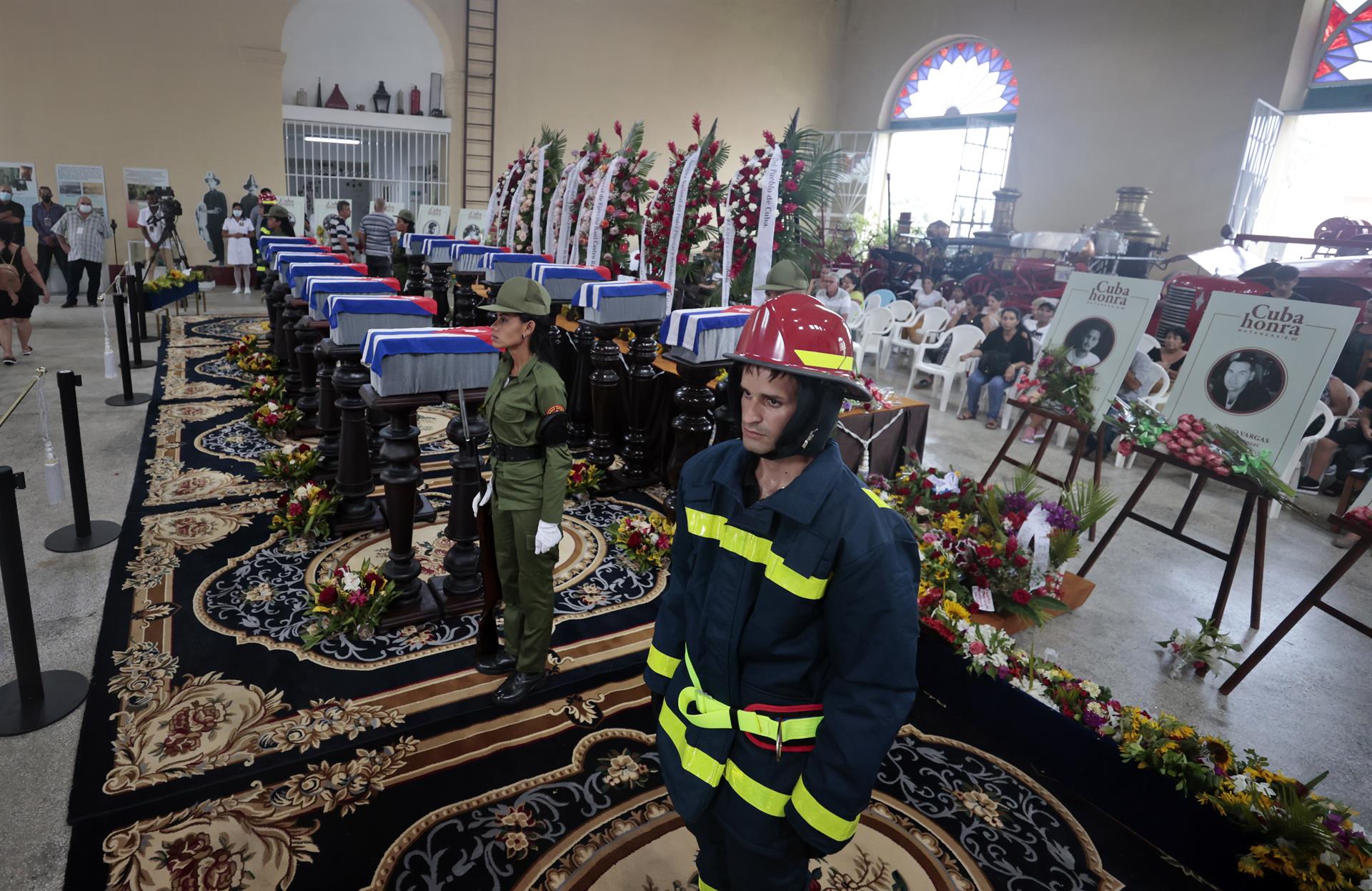 Personas acuden a rendir homenaje a los bomberos y personas fallecidas en el incendio de la base de supertanqueros de Matanzas, en una fotografía de archivo. EFE/Ernesto Mastrascusa