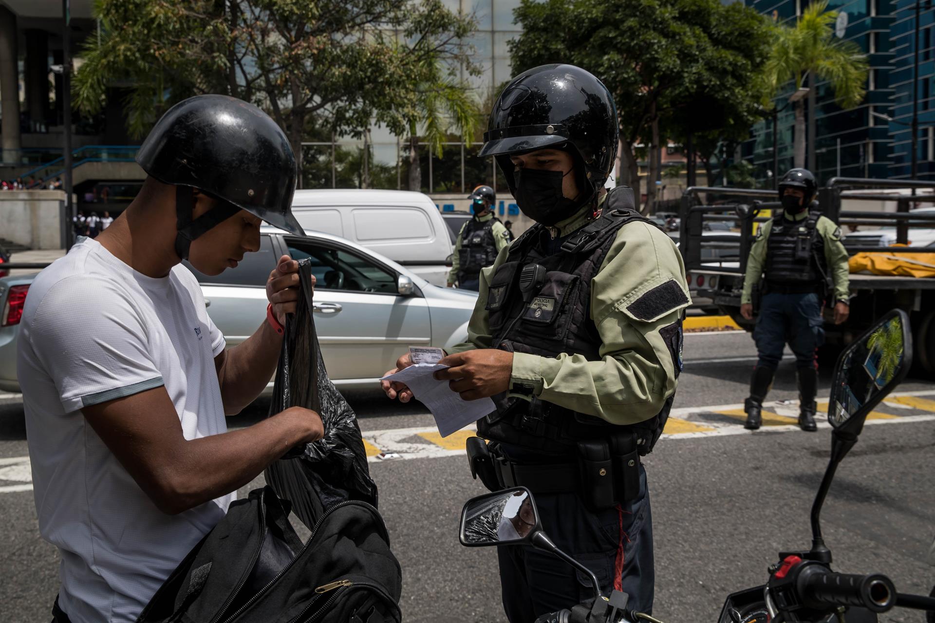 Un oficial de policía participa en un operativo de seguridad en la calle, el 29 de septiembre de 2022, en Caracas (Venezuela). EFE/ Miguel Gutiérrez