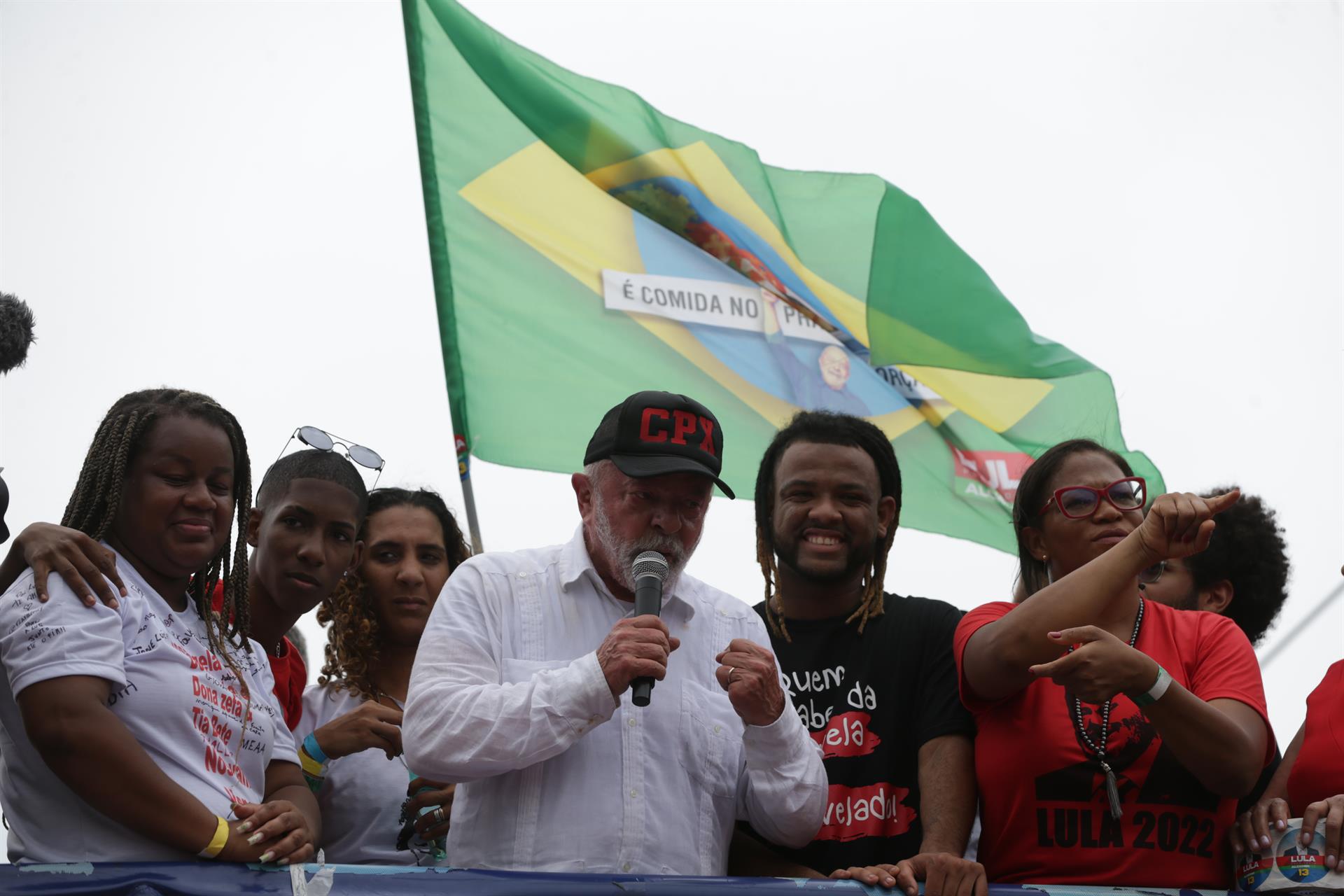 El expresidente y candidato a la Presidencia de Brasil Luiz Inácio Lula da Silva visita hoy el Complexo do Alemao, una de las favelas más grandes y más peligrosas de Río de Janeiro, (Brasil). EFE/André Coelho