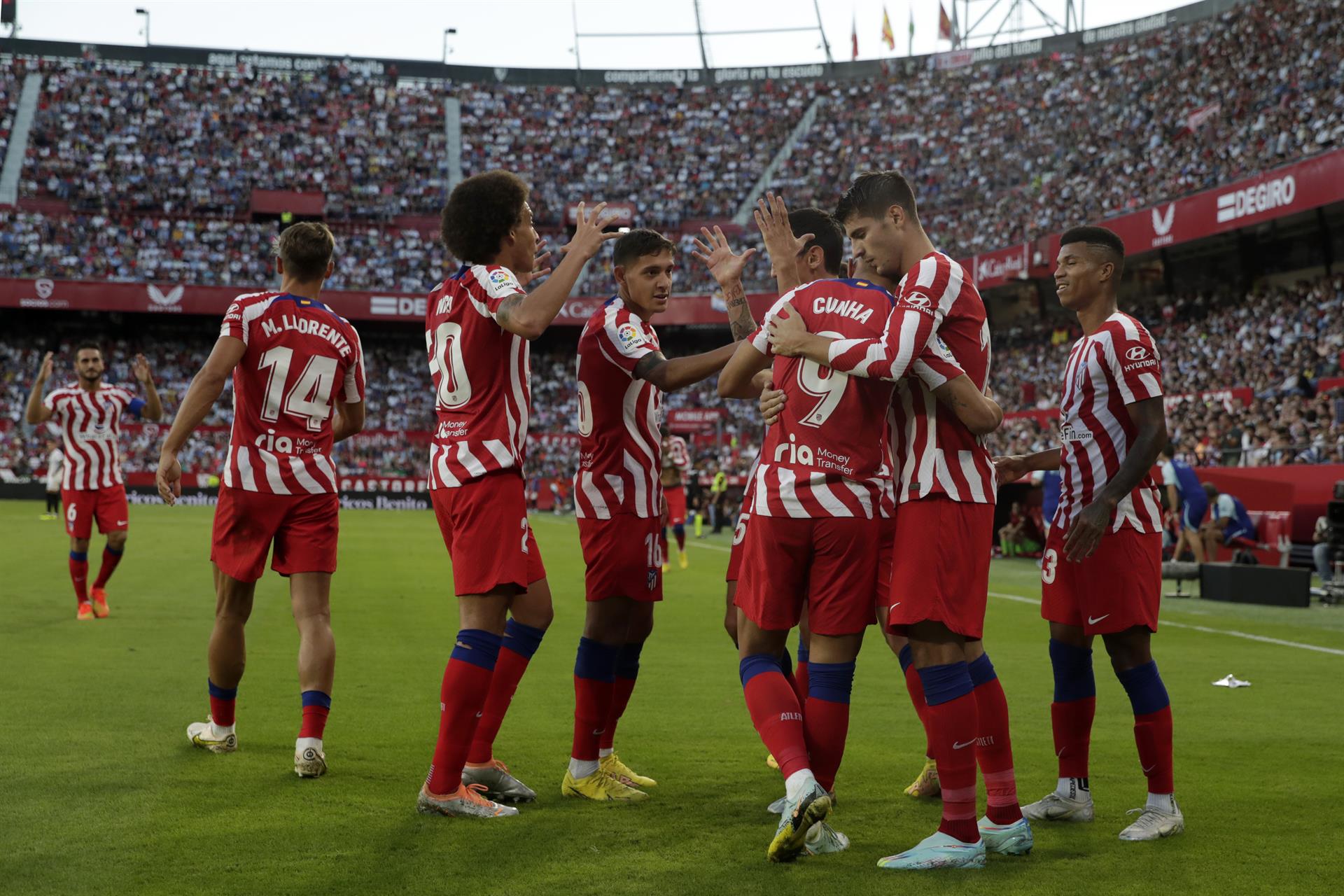 El delantero del Atlético de Madrid Álvaro Morata (2d) celebra su gol, segundo del equipo ante el Sevilla FC, durante el partido de la jornada 7 de LaLiga que se jugó en el estadio Sánchez-Pizjuán, en Sevilla. EFE/Julio Muñoz