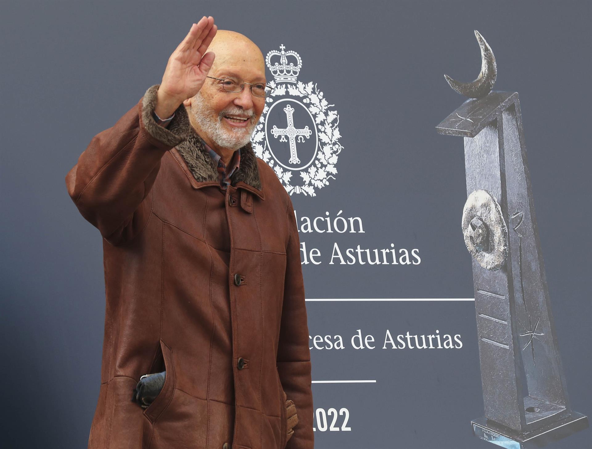 El arqueólogo mexicano Eduardo Matos Moctezuma, Premio Princesa de Asturias de Ciencias Sociales, a su llegada este lunes a Oviedo, donde recogerá el galardón el próximo viernes. EFE/ J.L.Cereijido