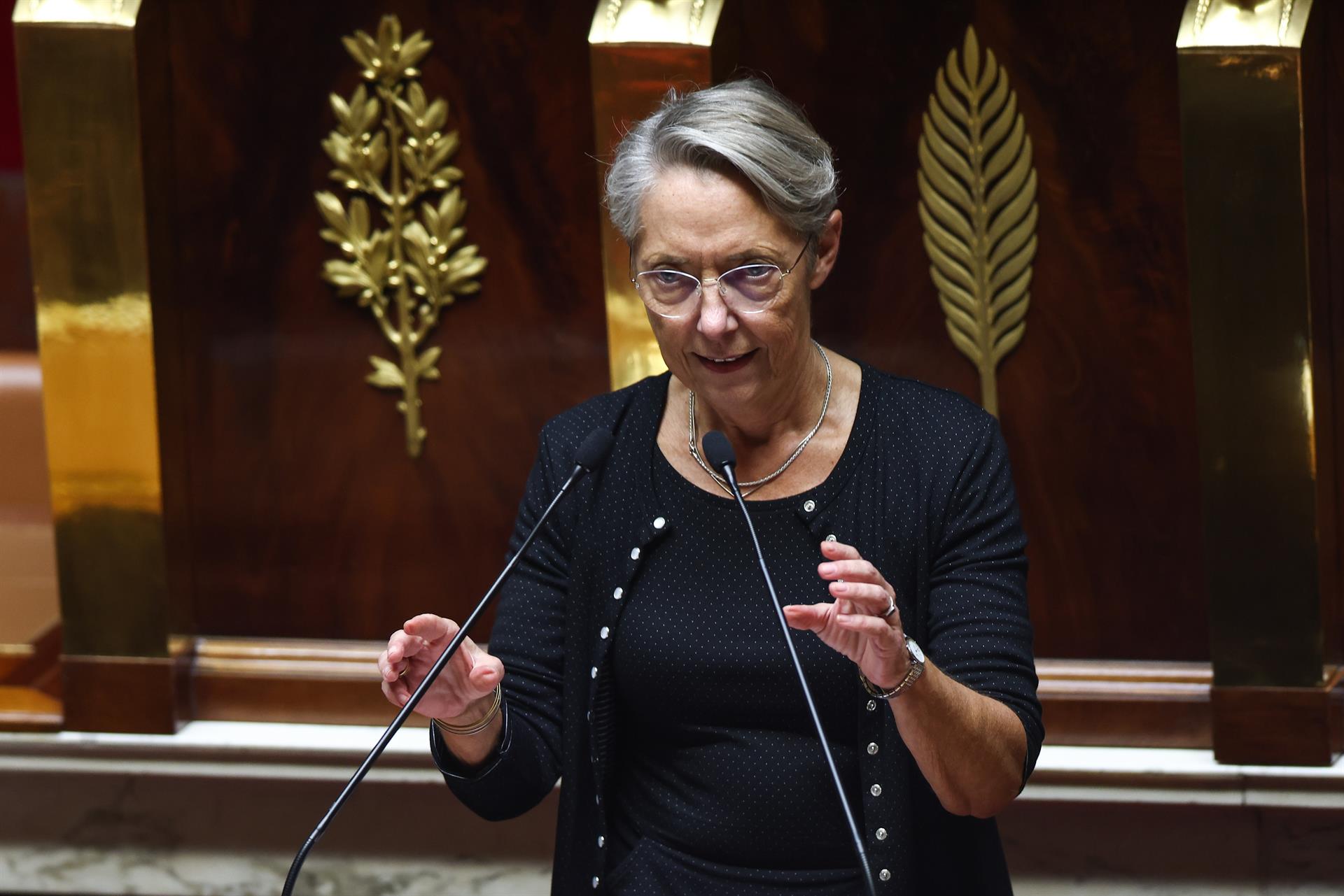 La primera ministra francesa, Elisabeth Borne, pronuncia un discurso durante una sesión pública en la Cámara de la Asamblea Nacional en París, Francia, el 19 de octubre de 2022. EFE/EPA/Mohammed Badra
