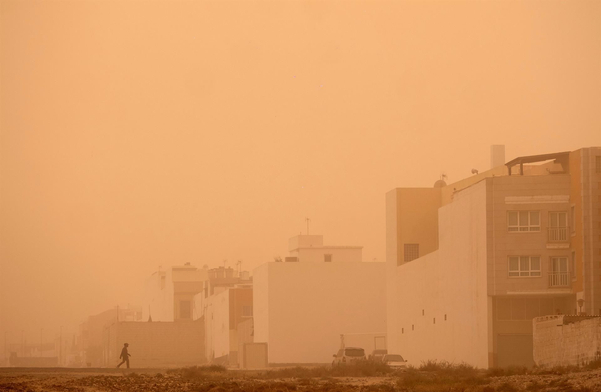 Foto tomada en Puerto del Rosario (Fuerteventura) el 23 de febrero de 2020, durante la calima más densa que ha vivido Canarias en la última década. EFE/Carlos de Saá