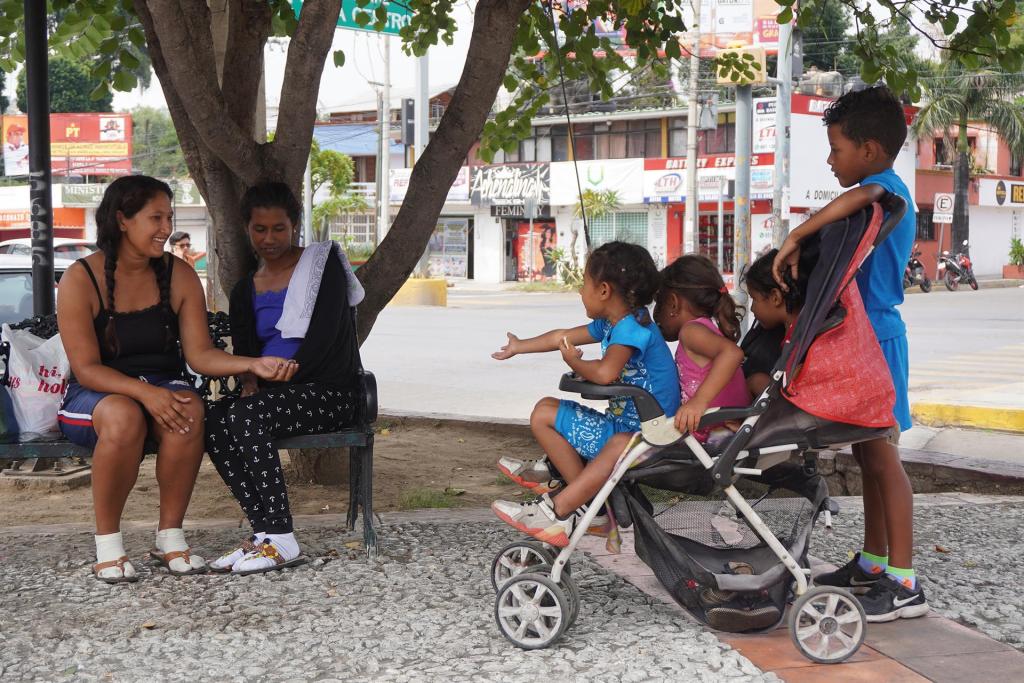 Una familia de personas migrantes de origen venezolano permanecen el 17 de octubre de 2022, en el municipio San Pedro Tapanatepec, en el estado de Oaxaca (México). EFE/ José de Jesús Cortés
