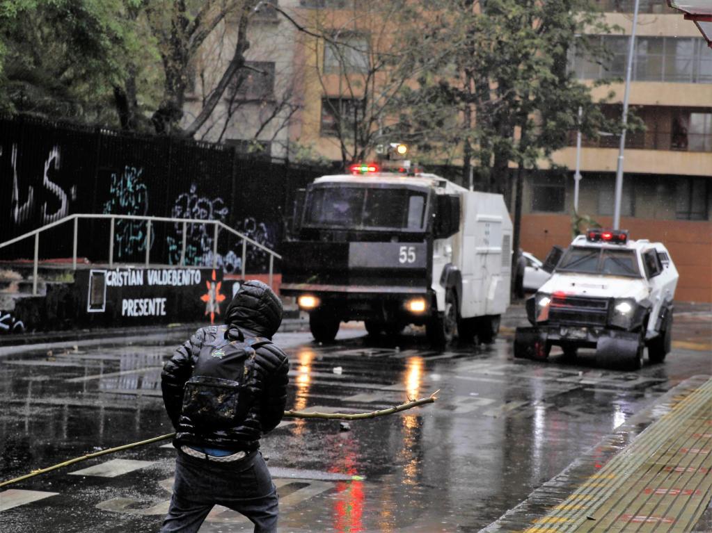 Miembros de la policía vigilan las calles ante el tercer aniversario del estallido social, hoy en Santiago (Chile). EFE/Javier Martín
