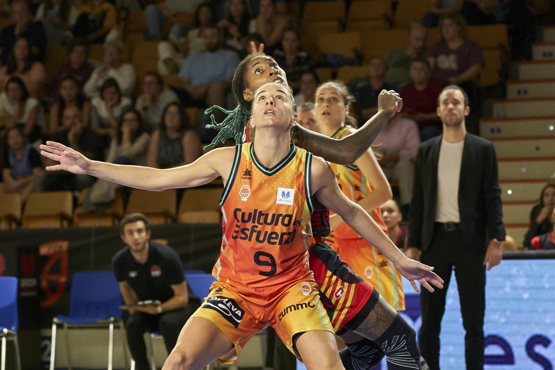 La escolta del Valencia Basket Queralt Casas (delante) lucha con Crystal Bradford (detrás), del Spar Girona, durante la final de la Supercopa femenina de baloncesto en Vitoria. EFE/ L. Rico