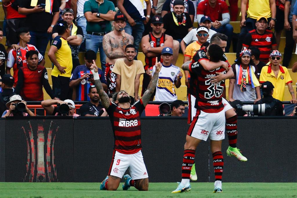 Gabriel Barbosa 'Gabi' (i) de Flamengo celebra su gol hoy, la final de la Copa Libertadores entre Flamengo y Athletico Paranaense en el estadio Monumental Isidro Romero en Guayaquil (Ecuador). EFE/Mauricio Dueñas Castañeda
