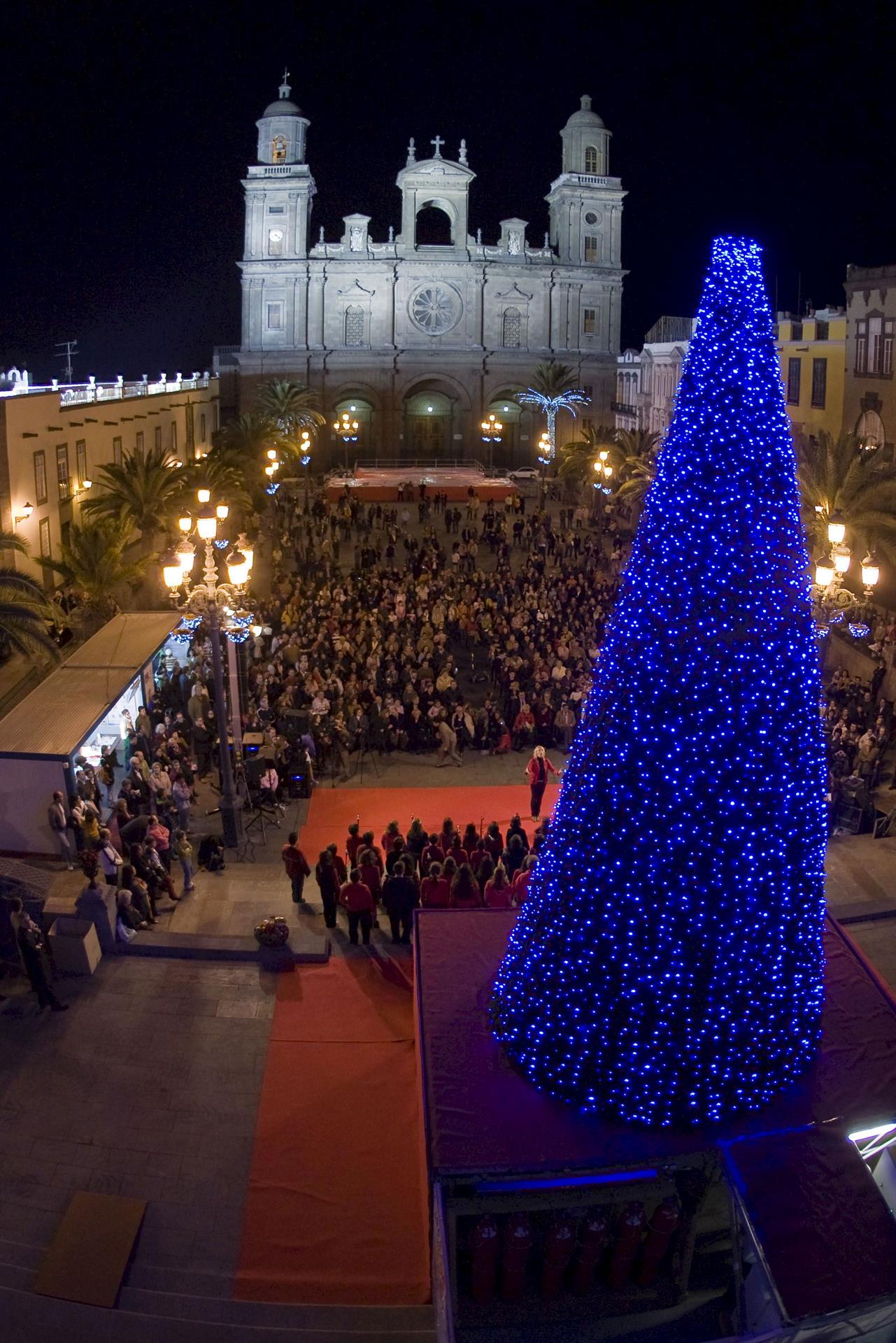 Imagen de archivo del encendido de un árbol de Navidad iluminado con hidrógeno, situado frente a la catedral de Santa Ana, en la capital grancanaria. EFE / Ángel Medina G.