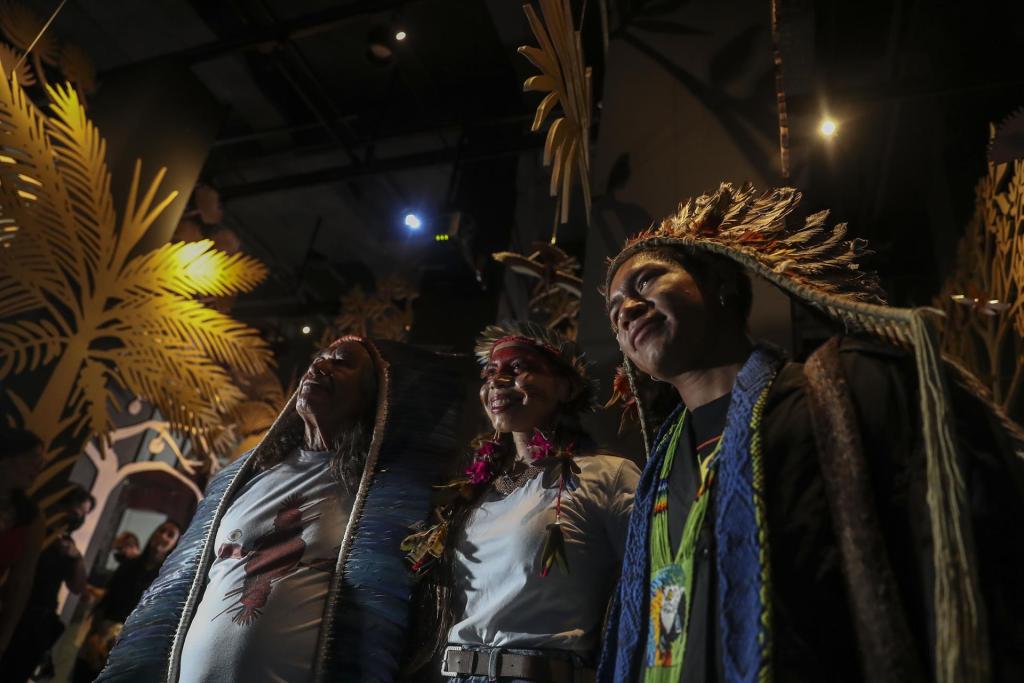 Indígenas participan en la muestra "Nhe'e Pora: Memoria y Transformación", el 11 de octubre de 2022, en el Museo de la Lengua Portuguesa en Sao Paulo (Brasil). EFE/Sebastiao Moreira
