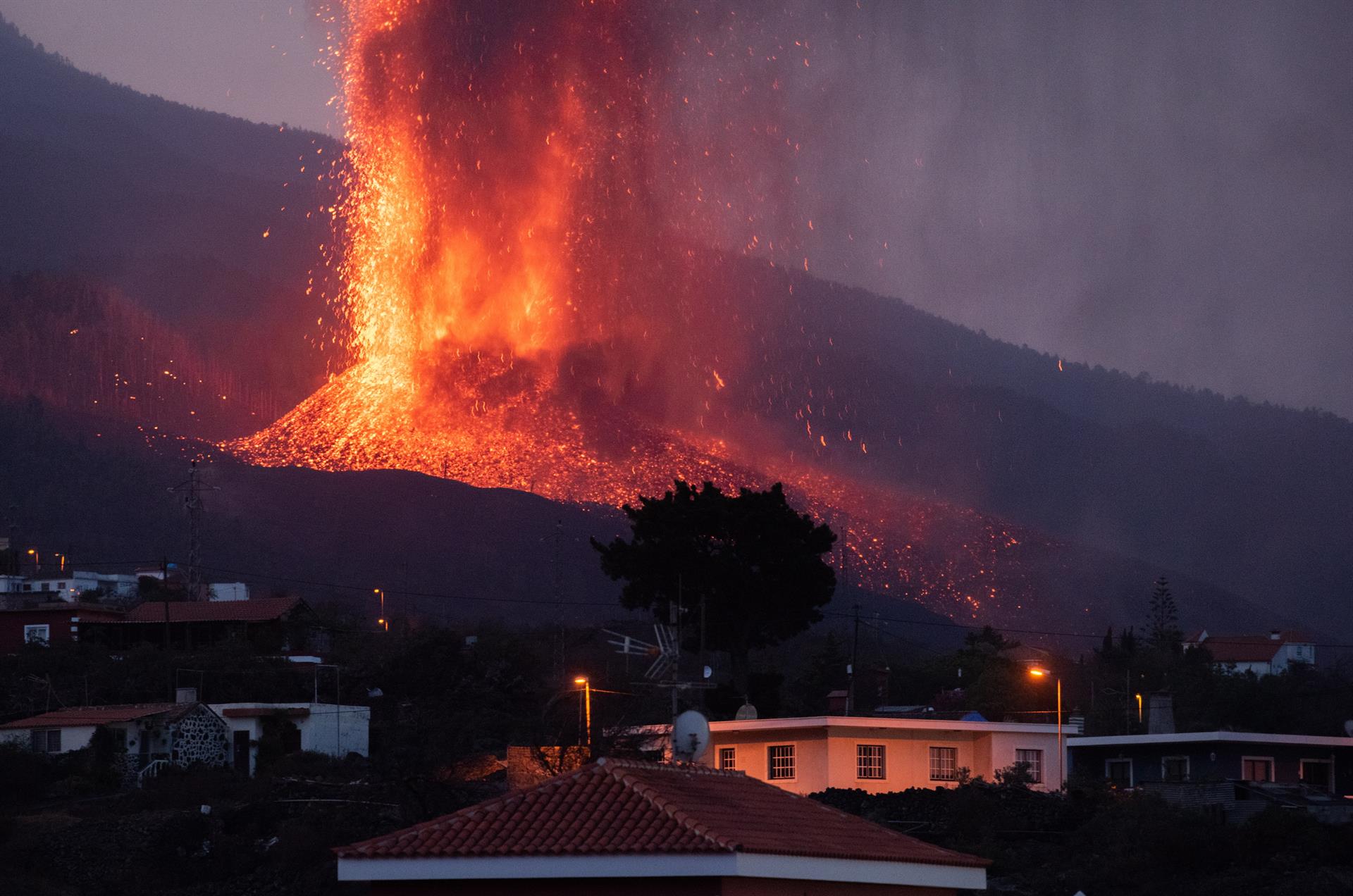 Foto tomada el 23 de septiembre de 2021, cuarto día de erupción en La Palma, desde el municipio de El Paso. EFE/ Carlos De Saá