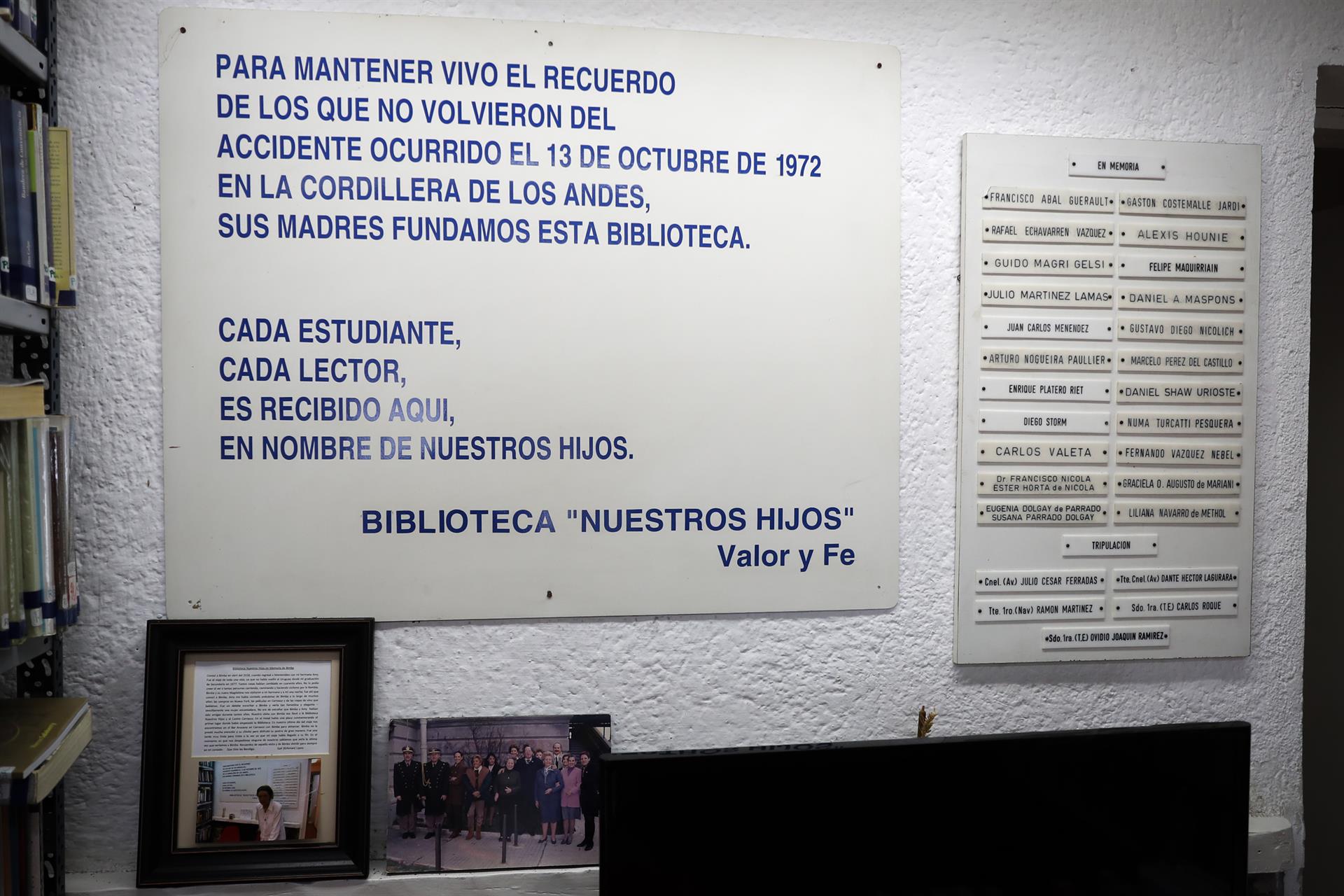 Fotografía de una placa en honor a los fallecidos durante la tragedia de Los Andes, en la entrada a la biblioteca "Nuestros Hijos", el 3 de octubre de 2022, en Montevideo (Uruguay). EFE/Alejandro Prieto