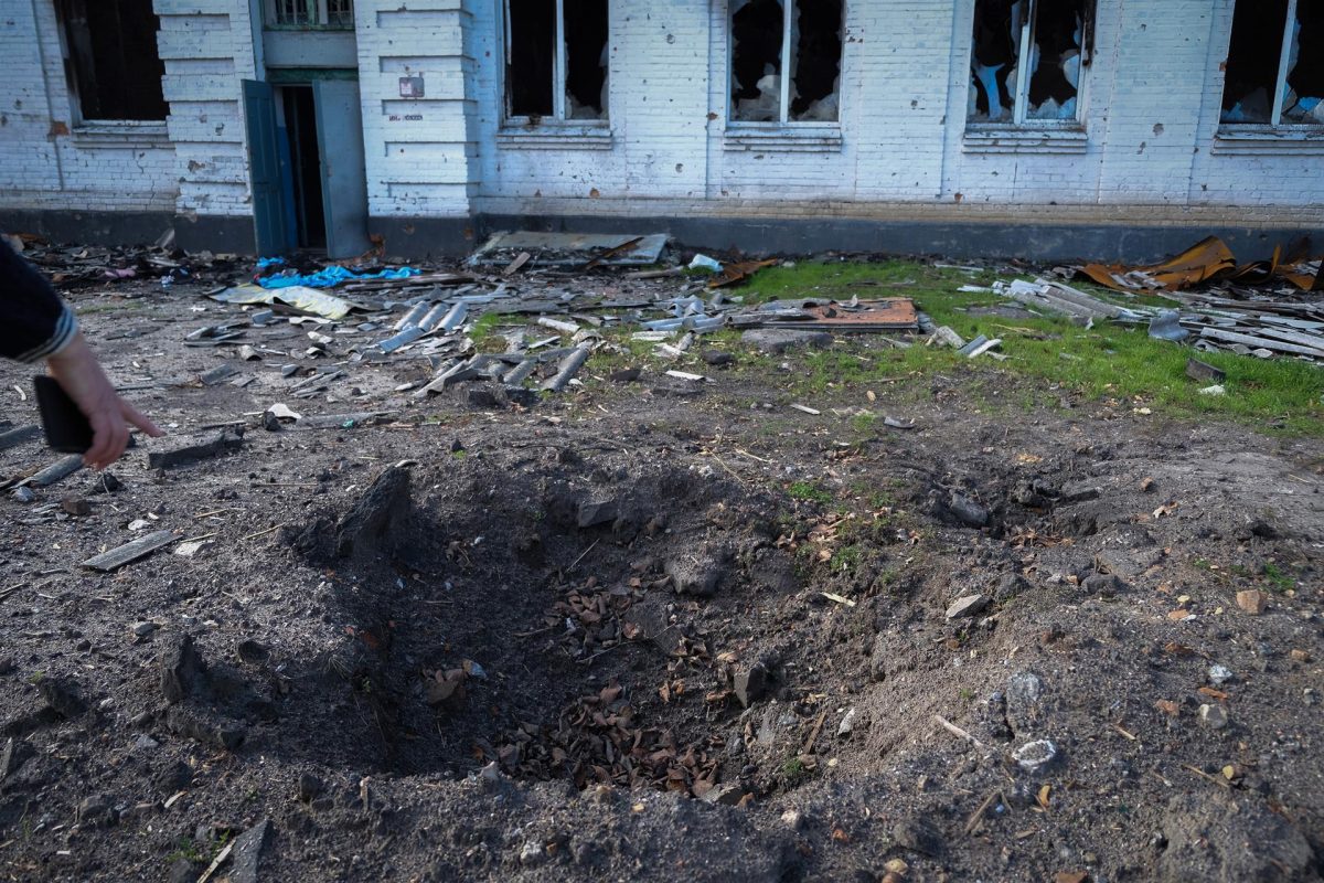 Vuzlovyi (Ucrania), 14/10/2022.- Un cráter frente a una escuela en Vuzlovyi, región de Kharkiv, Ucrania, 14 de octubre de 2002, que fue bombardeado durante la contraofensiva ucraniana. La ciudad ha sido recapturada recientemente después de seis meses de ocupación por parte de las tropas rusas. El ejército ucraniano expulsó a las tropas rusas del territorio ocupado en el noreste del país en un contraataque. Kharkiv y sus alrededores han sido objeto de intensos bombardeos desde febrero de 2022, cuando las tropas rusas entraron en Ucrania iniciando un conflicto que ha provocado destrucción y una crisis humanitaria. (Atentado, Rusia, Ucrania) EFE/EPA/MARIA SENOVILLA