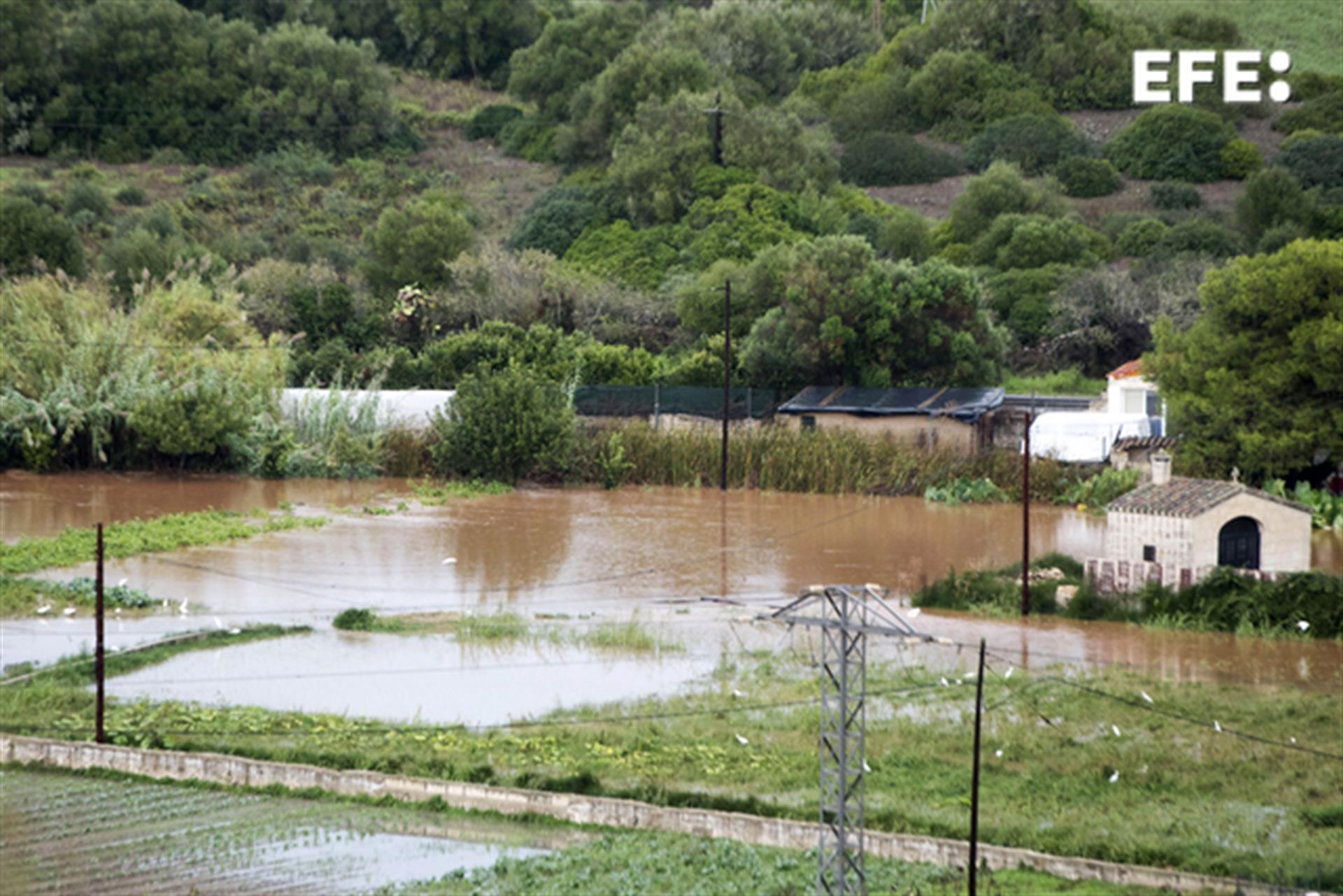 Inundaciones en la zona agrícola dels Vergers de Sant Joan, en Mahón, tras las fuertes lluvias acontecidas este viernes en Menorca. Baleares se encuentra hoy en alerta amarilla (riesgo) por acumulaciones de lluvia de hasta 80 litros por metro cuadrado en 12 horas en Menorca o de 25 litros en una hora en Mallorca, con posibilidad de tormenta. EFE/ David Arquimbau Sintes