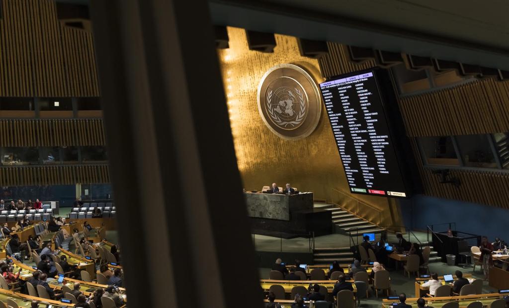 New York (United States), 12/10/2022.- The United Nations General Assembly votes to pass a resolution condemning Russia's annexation of regions of Ukraine during an emergency session at United Nations Headquarters in New York, New York, USA, 12 October 2022. (Rusia, Ucrania, Estados Unidos, Nueva York) EFE/EPA/JUSTIN LANE